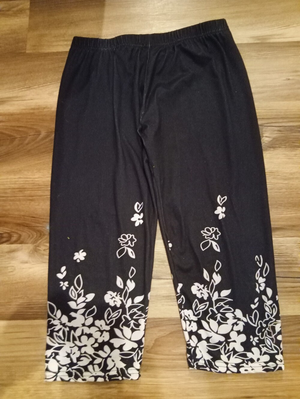 Black Floral Print Wide-Leg Capri Pants